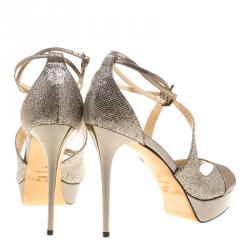 مملوكة مسبقًا صندل جيمي تشو فالدي جلد فضي ميتاليك وقماش لاميه بحزام للكاحل نعل سميك مقاس 40