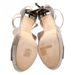 مملوكة مسبقًا صندل جي مي تشو فالدي جلد فضي ميتاليك وقماش لاميه بحزام للكاحل نعل سميك مقاس 40