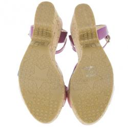 مملوكة مسبقًا Jimmy Choo Purple Gleam Printed Cork Wedge Sandals Size 41