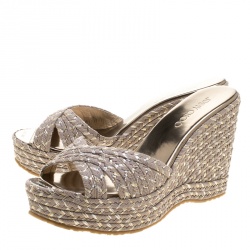 مملوكة مسبقًا صندل سلايد جيمي تشو برفيوم جلد ثعبان أصفر كعب روكي مقاس 36