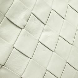 مملوكة مسبقًا Jimmy Choo White Leather Zulu Woven Clutch