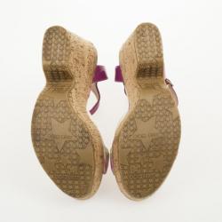 مملوكة مسبقًا Jimmy Choo Purple Gleam Printed Cork Wedge Sandals Size 40