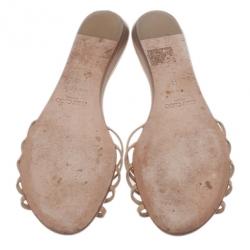 مملوكة مسبقًا صندل جيمي تشو جلد بيج لامع مسطح مقاس 40