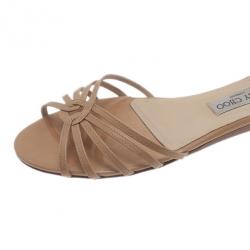 مملوكة مسبقًا صندل جيمي تشو جلد بيج لامع مسطح مقاس 40