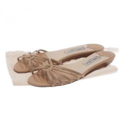 مملوكة مسبقًا صندل جيمي تشو جلد بيج لامع مسطح مقاس 40