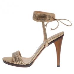 مملوكة مسبقًا صندل جيمي تشو بحزام ذهبي للكاحل مقاس 40