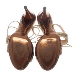 مملوكة مسبقًا صندل جيمي تشو بحزام ذهبي للكاحل مقاس 40