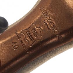 مملوكة مسبقًا صندل جيمي تشو بحزام ذهبي للكاحل مقاس 40