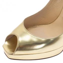 مملوكة مسبقًا صندل جيمي تشو جلد معدني ذهبي كلو كعب أمامي وفتحة خلفية للكعب مقاص 38.5