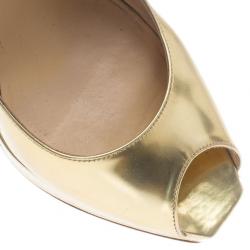 مملوكة مسبقًا صندل جيمي تشو جلد معدني ذهبي كلو كعب أمامي وفتحة خلفية للكعب مقاص 38.5