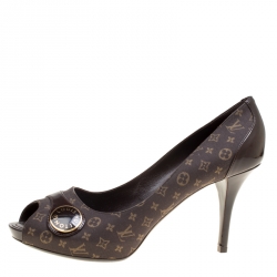 مملوكة مسبقًا حذاء كعب عالي لوي فيتون مقدمة مفتوحة جلد لامع وقماش مونوغرامي بني مقاس 41