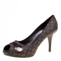 مملوكة مسبقًا حذاء كعب عالي لوي فيتون مقدمة مفتوحة جلد لامع وقماش مونوغرامي بني مقاس 41