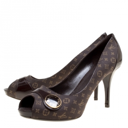 مملوكة مسبقًا حذاء كعب عالي لوي فيتون مقدمة مفتوحة جلد لامع وقماش مونوغرامي بني مقاس 41