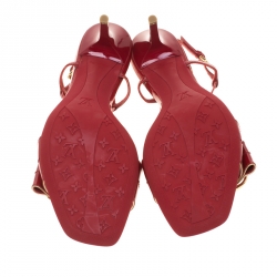 مملوكة مسبقًا صندل لوي فيتون فتحة كعب تفاصيل شعار جلد لامع أحمر مقاس 39