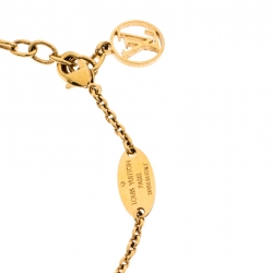 Pre Owned سوار لوي فيتون أل في أند مي دلاية حرف M ذهبي اللون