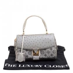مملوكة مسبقًا حقيبة لوي فيتون كوميدي كاروسيل جلد ثعبان/نعام فضي/رصاصي مونوغرامي وقماش