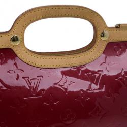 مملوكة مسبقًا Louis Vuitton Red Monogram Vernis Roxbury Drive