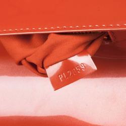 مملوكة مسبقً�ا Louis Vuitton Orange Patent Leather Sobe Clutch