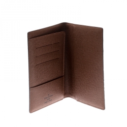 مملوكة مسبقًا Louis Vuitton Monogram Canvas Passport Holder
