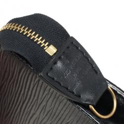مملوكة مسبقًا Louis Vuitton Black Epi Leather Pochette Accessoires