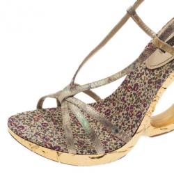 مملوكة مسبقًا Louis Vuitton Silver Satin Feerique Morganne Wedge Sandals Size 38.5