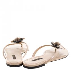 مملوكة مسبقًا Louis Vuitton Beige Patent Leather Bow Flat Sandals Size 38