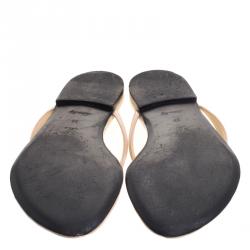 مملوكة مسبقًا Louis Vuitton Beige Patent Leather Bow Flat Sandals Size 38