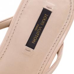 مملوكة مسبقًا Louis Vuitton Beige Patent Leather Bow Flat Sandals Size 38