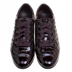 مملوكة مسبقًا حذاء رياضي لوي فيتون منخفض من أعلى جلد مونوغرامي لامع عنابي مقاس 36.5