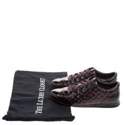 مملوكة مسبقًا حذاء رياضي لوي فيتون منخفض من أعلى جلد مونوغرامي لامع عنابي مقاس 36.5