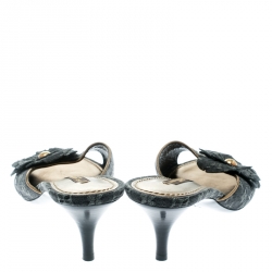 مملوكة مسبقًا حذاء سلايدز لوي فيتون مقدمة مفتوحة تفاصيل زهور دنيم مونوغرامي أسود مقاس 37