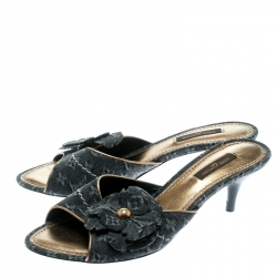 مملوكة مسبقًا حذاء سلايدز لوي فيتون مقدمة مفتوحة تفاصيل زهور دنيم مونوغرامي أسود مقاس 37