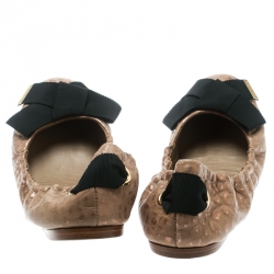 مملوكة مسبقًا Louis Vuitton Beige Foil Leather Sprouse Bow Detail Scrunch Ballet Flats Size 37.5