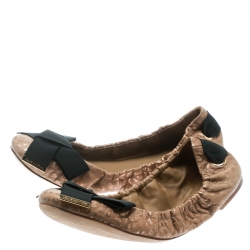مملوكة مسبقًا Louis Vuitton Beige Foil Leather Sprouse Bow Detail Scrunch Ballet Flats Size 37.5