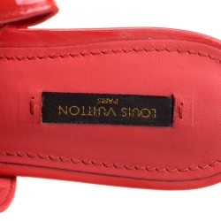 مملوكة مسبقًا Louis Vuitton Coral Pink Patent Leather Springtime Flat Sandals Size 39