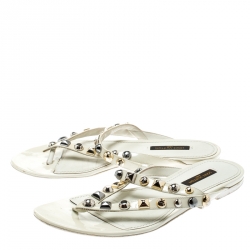مملوكة مسبقًا Louis Vuitton White Patent Leather Studded Thong Sandals Size 36.5