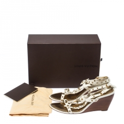 مملوكة مسبقًا صندل لوي فيتون مرصع ورود كعب ر وكي جلد أبيض مقاس 38