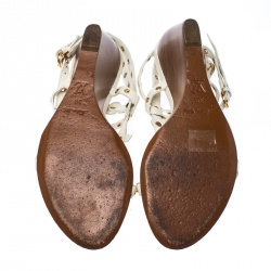 مملوكة مسبقًا صندل لوي فيتون مرصع ورود كعب روكي جلد أبيض مقاس 38