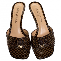 مملوكة مسبقًا صندل سلايد لوي فيتون جلد بني لامع ايبني داميه بني و بيج مقاس 37