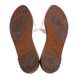 مملوكة مسبقًا Louis Vuitton White Monogram Leather Lock It Flat Sandals Size 39
