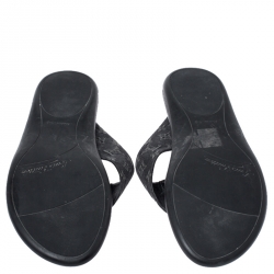 مملوكة مسبقًا Louis Vuitton Blue Denim And Patent Trim Monogram Thong Buckle Detail Sandals Size 37