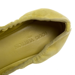 مملوكة مسبقًا حذاء فلات باليه لوي فيتون فيونكة مجعد إيلبا جلد لامع وسويدي أصفر مقاس 37.5 