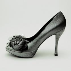 مملوكة مسبقًا Louis Vuitton Silver Satin Moir Galourize Me Peep Toe Pumps Size 38