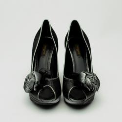 مملوكة  مسبقًا Louis Vuitton Silver Satin Moir Galourize Me Peep Toe Pumps Size 38