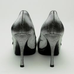 مملوكة مسبقًا Louis Vuitton Silver Satin Moir Galourize Me Peep Toe Pumps Size 38