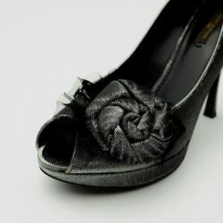مملوكة مسبقًا Louis Vuitton Silver Satin Moir Galourize Me Peep Toe Pumps Size 38