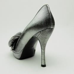 مملوكة مسبقًا Louis Vuitton Silver Satin Moir Galourize Me Peep Toe Pumps Size 38