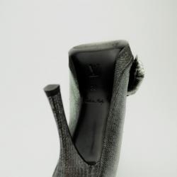 مملوكة مسبقًا Louis Vuitton Silver Satin Moir Galourize Me Peep Toe Pumps Size 38