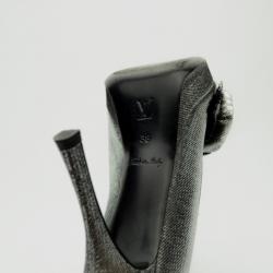 مملوكة مسبقًا Louis Vuitton Silver Satin Moir Galourize Me Peep Toe Pumps Size 38