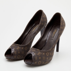 مملوكة مسبقًا Louis Vuitton Brown Patent Leather and Monogram Mini Lin Canvas Peep Toe Pumps Size 37
